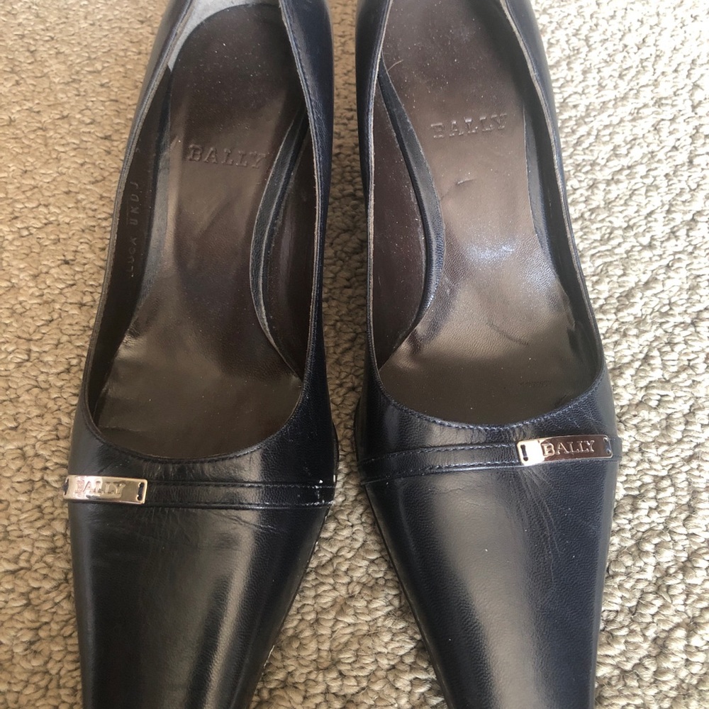 Navy Bally pumps . Classic style